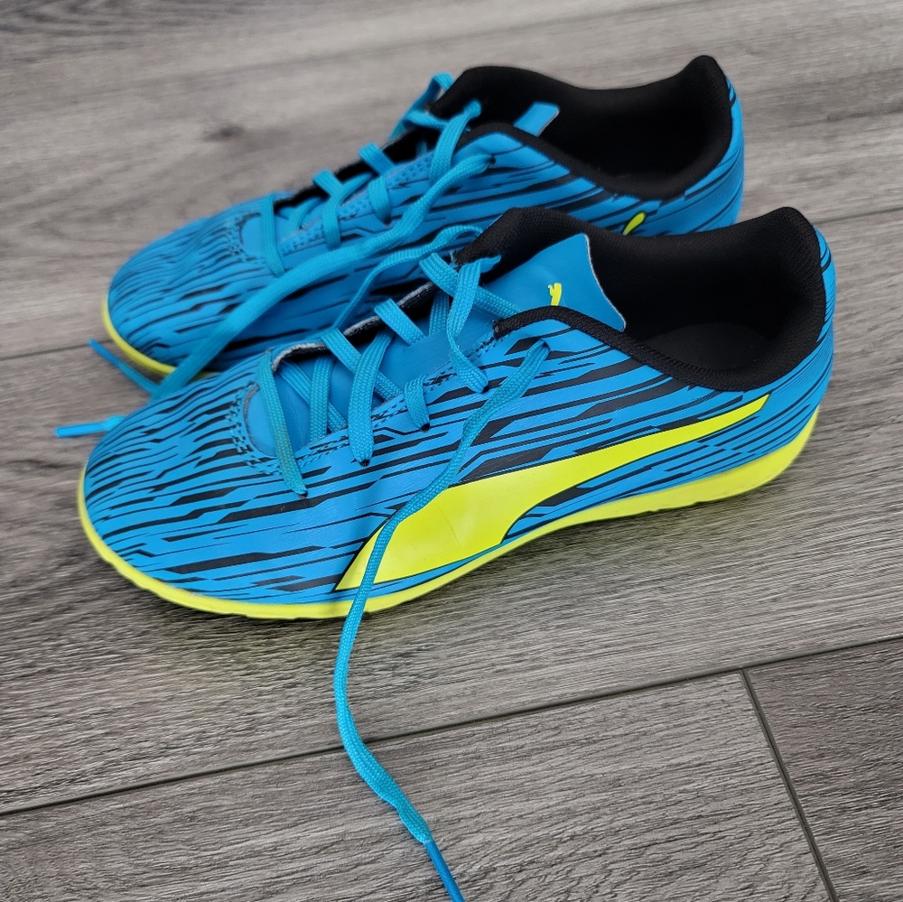 Boys indoor soccer shoes